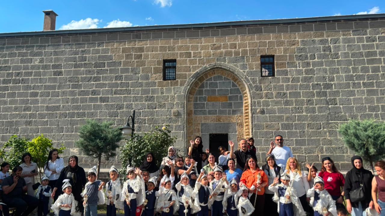Hakkari'de 25 çocuk düzenlenen şölenle sünnet edildi