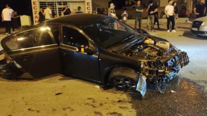 Iğdır'da direğe çarpan otomobildeki 3 kişi yaralandı