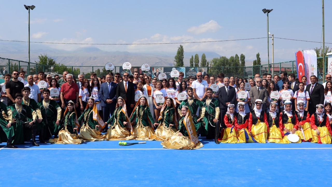 Iğdır'da raketler Kayısı Cup için sallanıyor