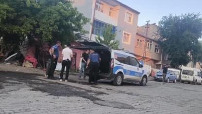 Kars'ta ev sahibi kiracısı ile kardeşini bıçakla yaraladı