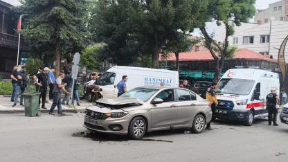 Kars'ta otomobil ile minibüs çarpıştı: 3 yaralı