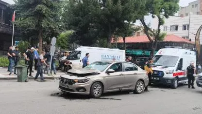 Kars'ta otomobil ile minibüs çarpıştı: 3 yaralı