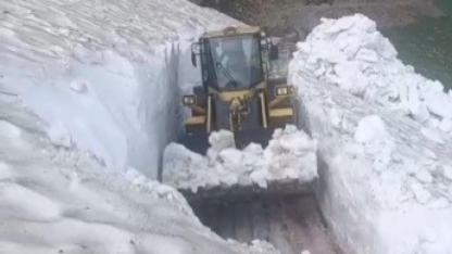 Kars yaylalarında 3 metrelik kar temizliği