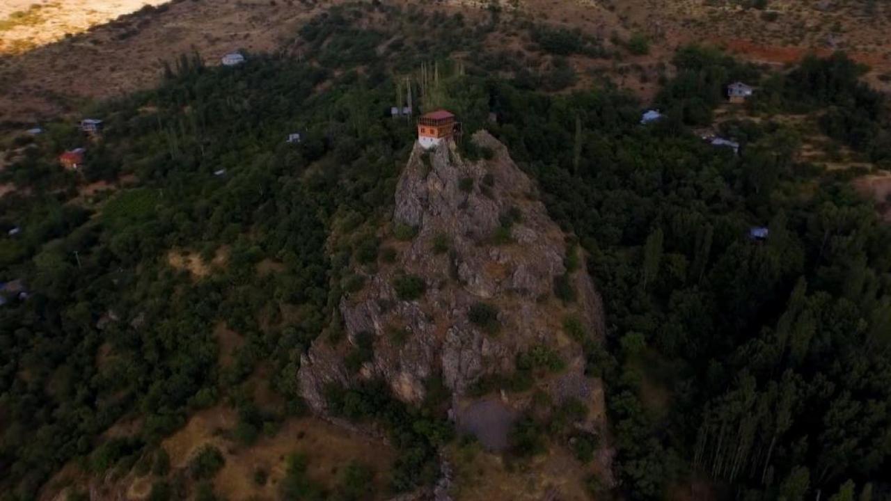 Kemaliye'nin simgesi olan kayalık ev 30 milyon liraya satışta
