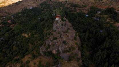 Kemaliye'nin simgesi olan kayalık ev 30 milyon liraya satışta