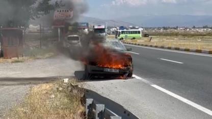Otomobili yandı, sigarasını elinden bırakmadı