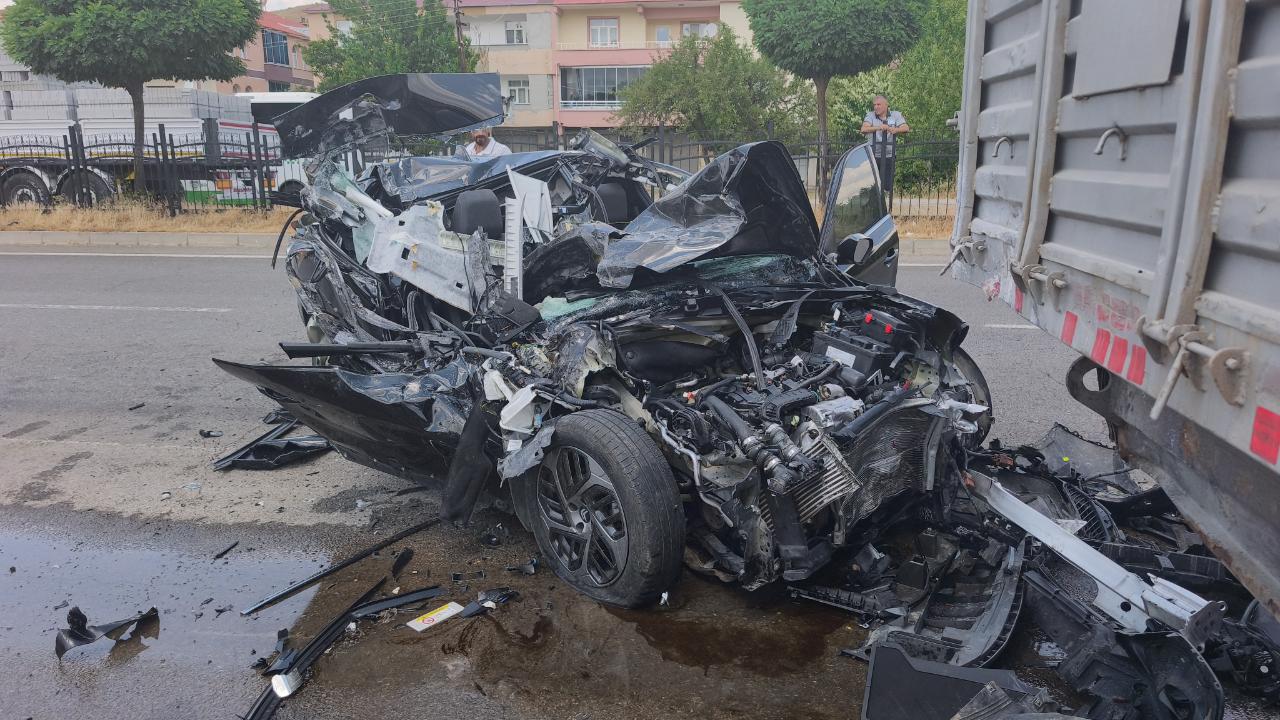 Park halindeki tıra çarpan otomobilin sürücüsü yaralandı