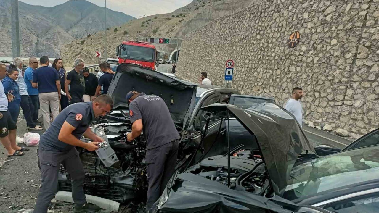 Pirinkayalar Tüneli çıkışında otomobiller kafa kafaya çarpıştı: 4 yaralı