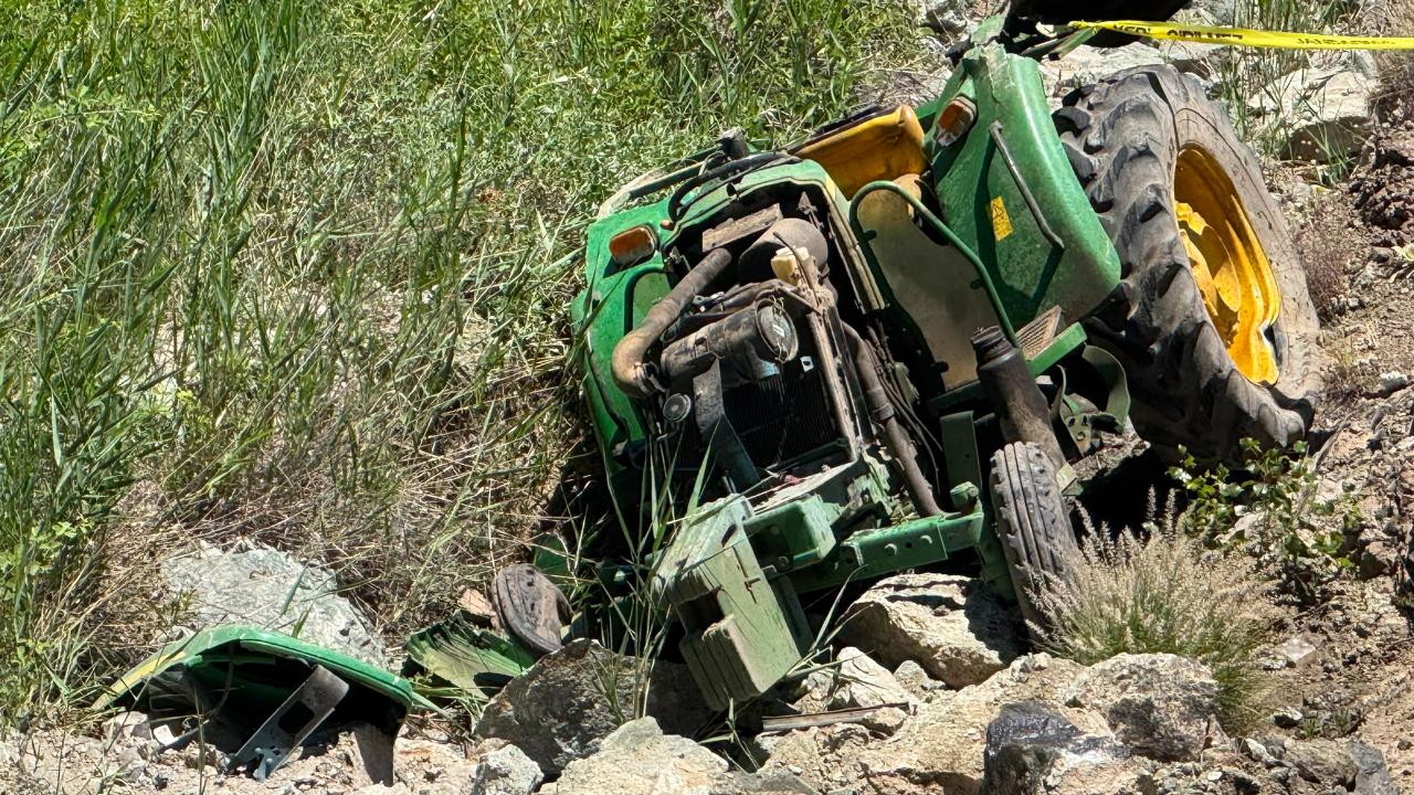 Şarampole devrilen traktörün sürücüsü ağır yaralandı