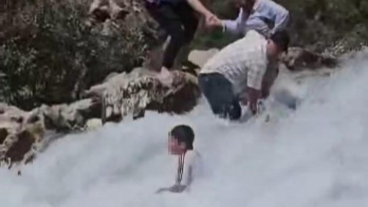 Şelalede akıntıya kapılan çocuk son anda kurtarıldı