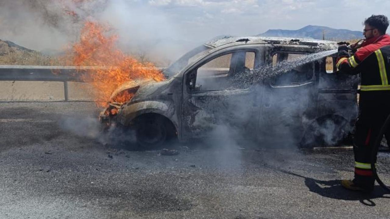 Seyir halindeki araç alev alev yandı