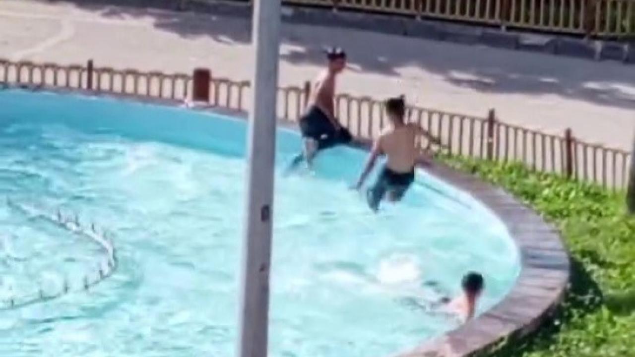 Sıcaktan bunalan çocuklar süs havuzunda serinledi