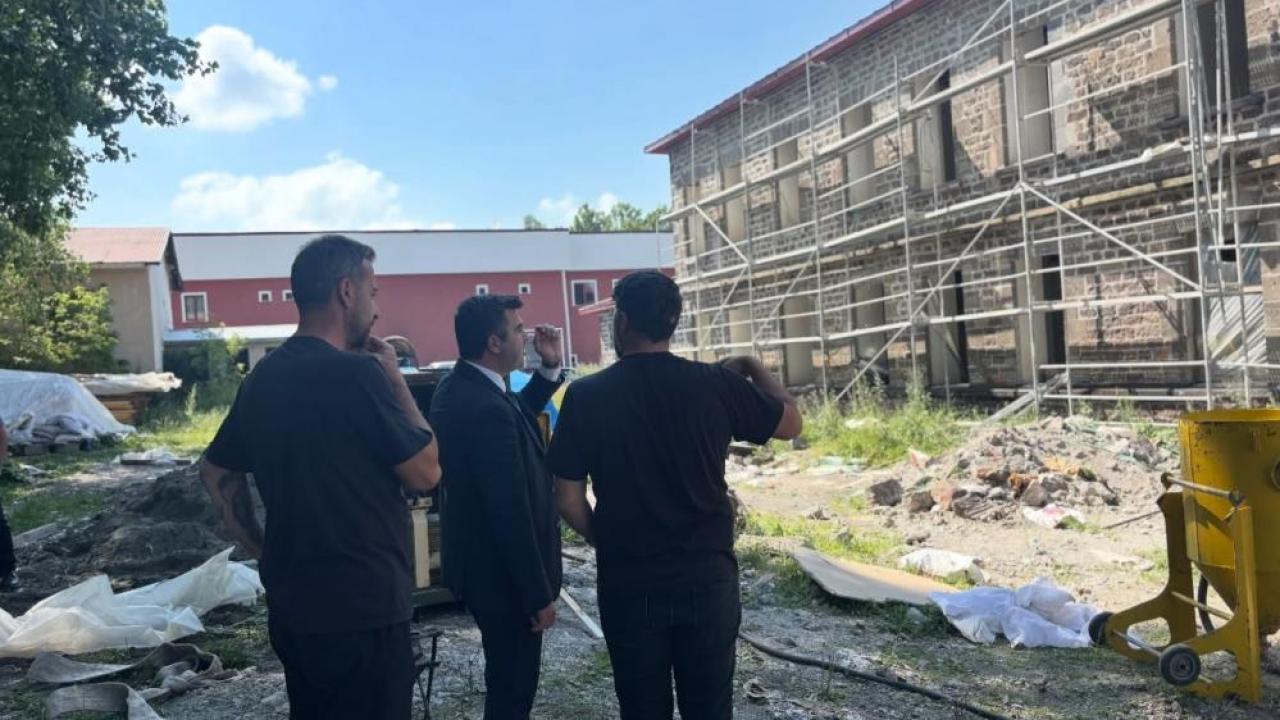 Susuz’da yeni Hükümet Konağı restorasyonu sürüyor: Kaymakam Öztürk çalışmaları yerinde inceledi