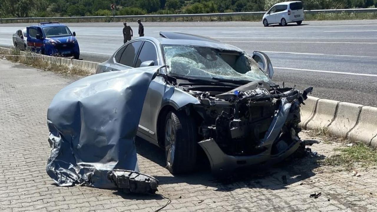 Tatvan'da karşı şeride geçen otomobil kazaya neden oldu