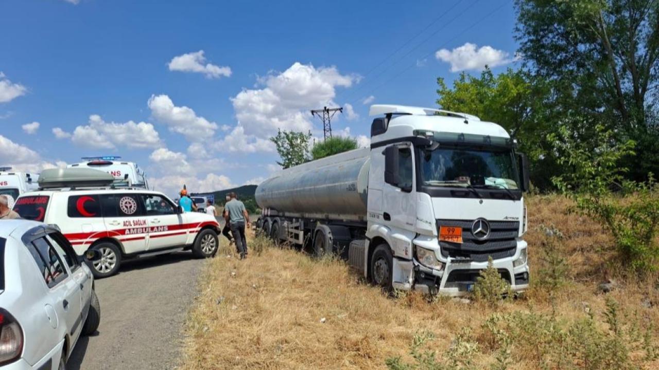 Tır ve otomobilin çarpıştığı kazada 2 yaralı