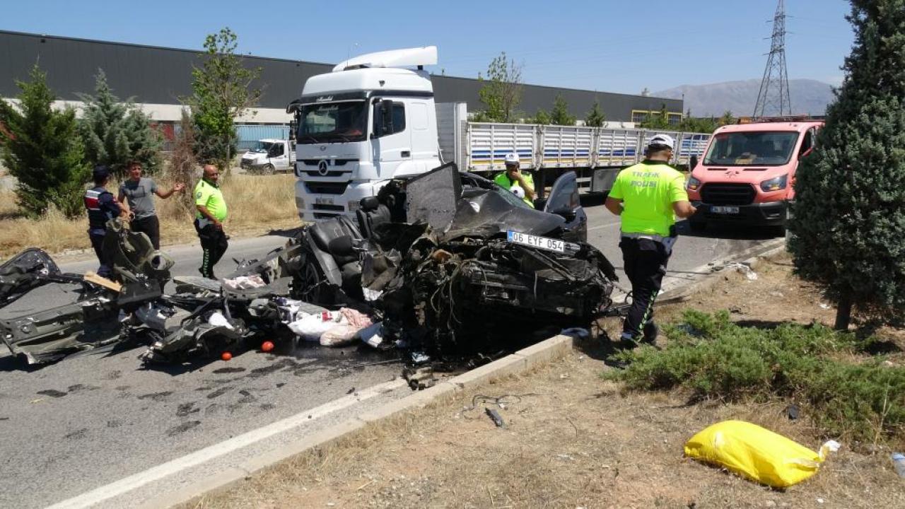 Tıra çarpan otomobil hurdaya döndü